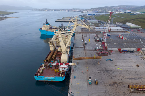 A 30m 100 tonne pile being lifted onto the Maersk Inventor